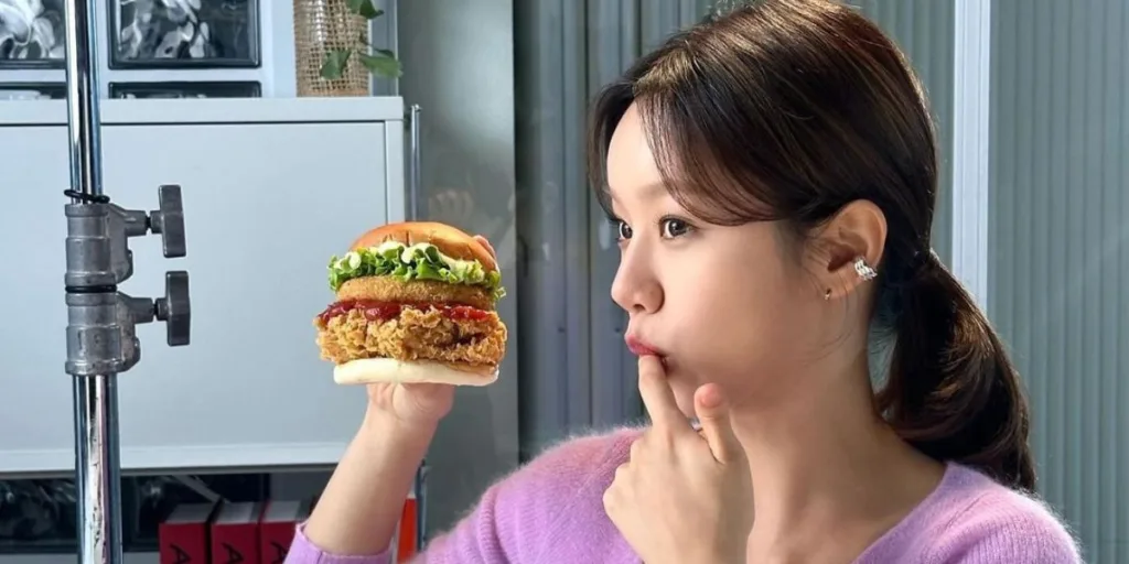 Hyeri promoting KFC