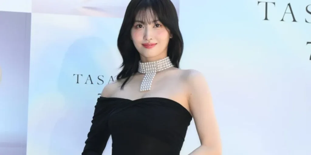 Momo of twice at tasaki exhibition in Japan