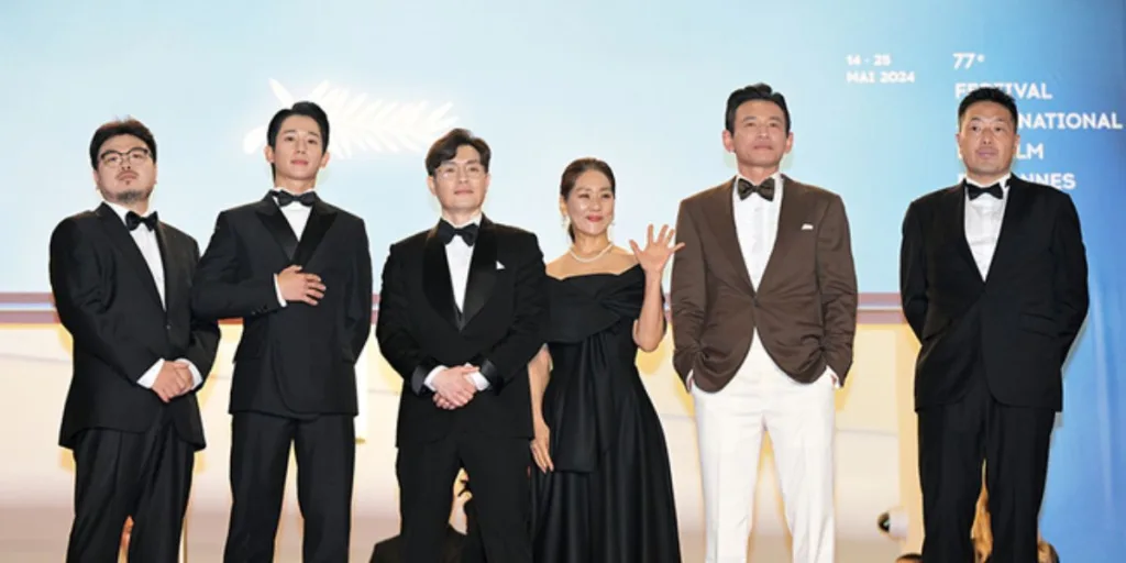 Jung hae in at the red carpet with the cast of veteran 2
