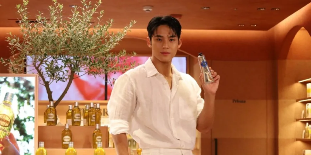 Mingyu at L'Occitane store in Japan