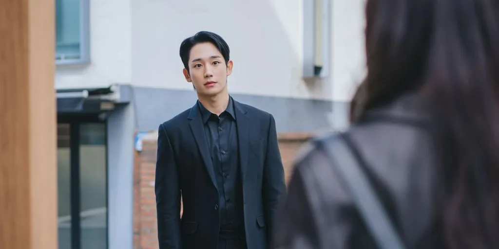 Jung Hae In in a still from Love Next Door Episode 1