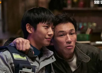 Jung Hae In and Hwang Jung Min in a still from 'Veteran 2'