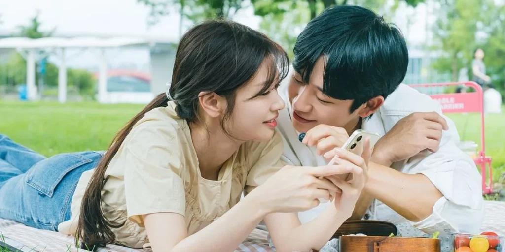 Jung Hae In and Jung So Min in a still from Love Next Door