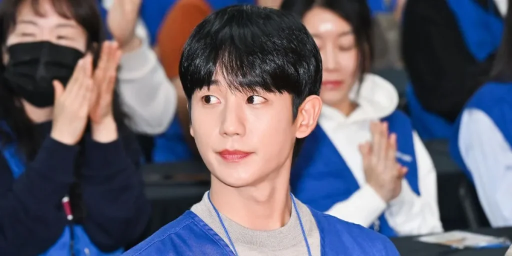 Jung Hae In volunteering for Senior Citizen's Day