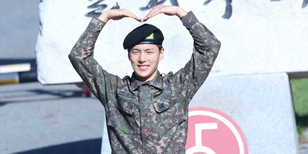 MONSTA X Minhyuk discharging from the military