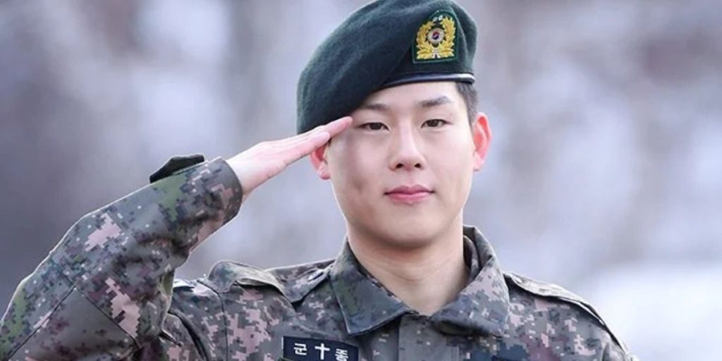 MONSTA X Joohoney at his military discharge ceremony