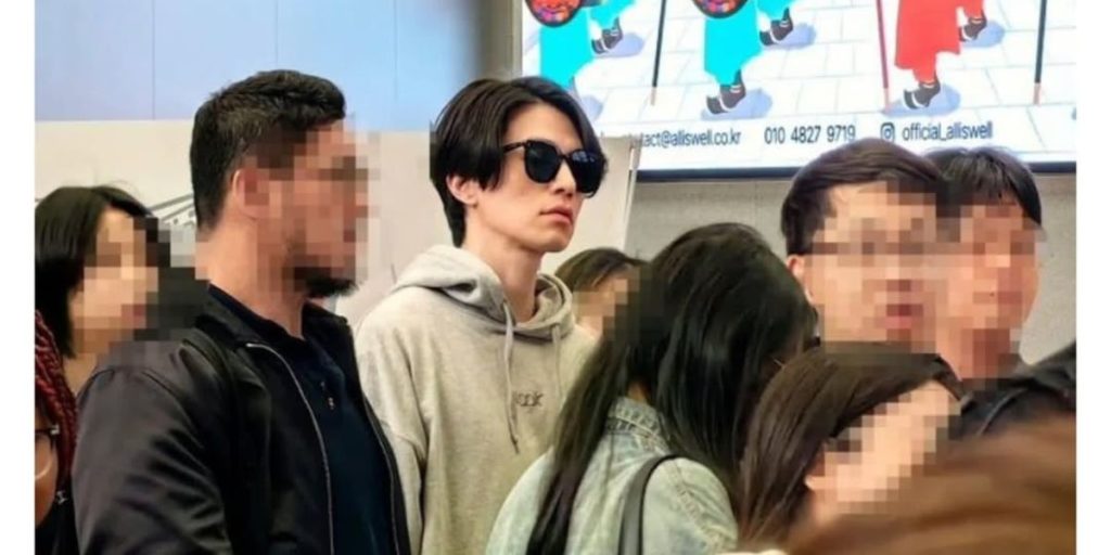 Lee Dong Wook at the airport
