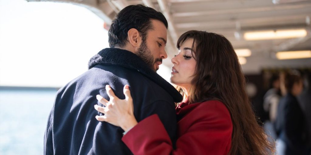 Hande Ercel and Baris Arduc in a still from Aski Hatirla trailer