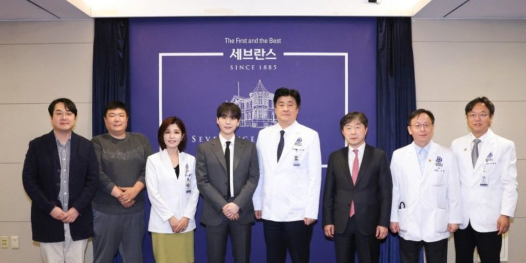 Suga and Yonsei Medical Center officials are taking a group photo. [Yonsei Medical Center]