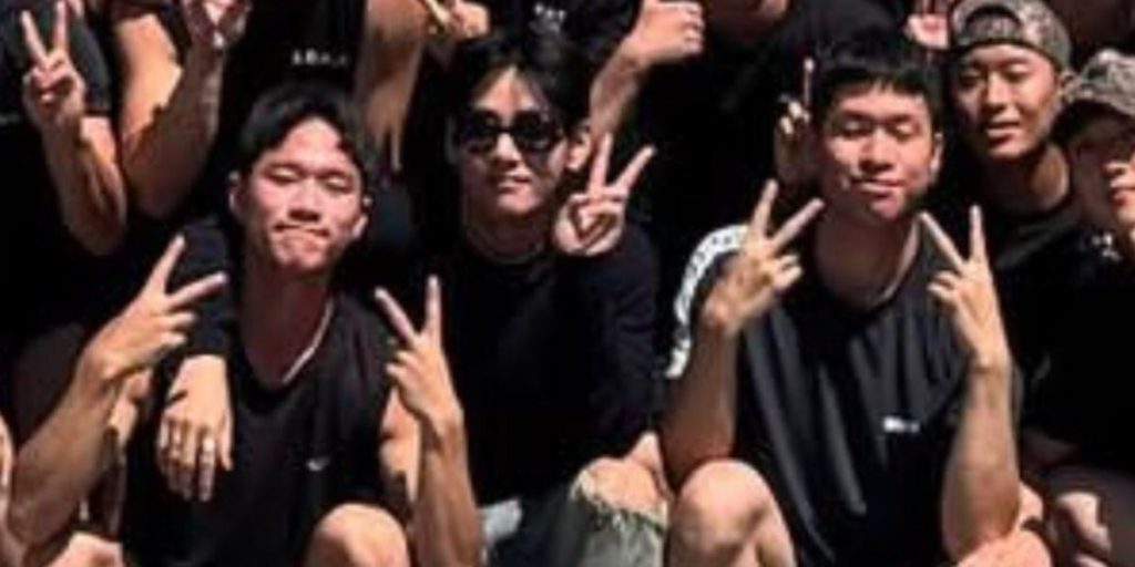 BTS V posing with former SDT unit comrades
