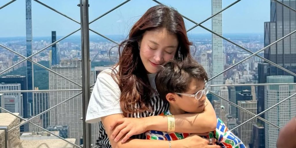 Lee Si Young With her son at Empire State Building