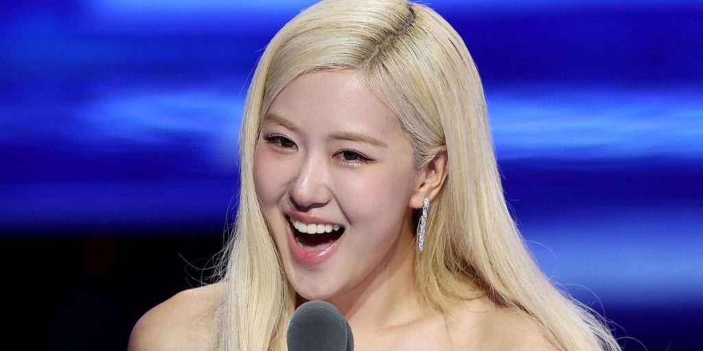 BLACKPINK's Rosé receiving Song of the Year award for APT. at MTV VMAs