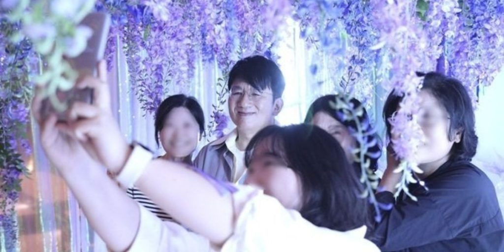 Bang Si Hyuk with employees at HYBE Family Night