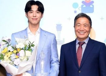 Incheon International Airport Corporation President Lee Hak-jae (right) presents Park Bo-gum with an honorary ambassador appointment plaque and poses for a commemorative photo at the airport's mai