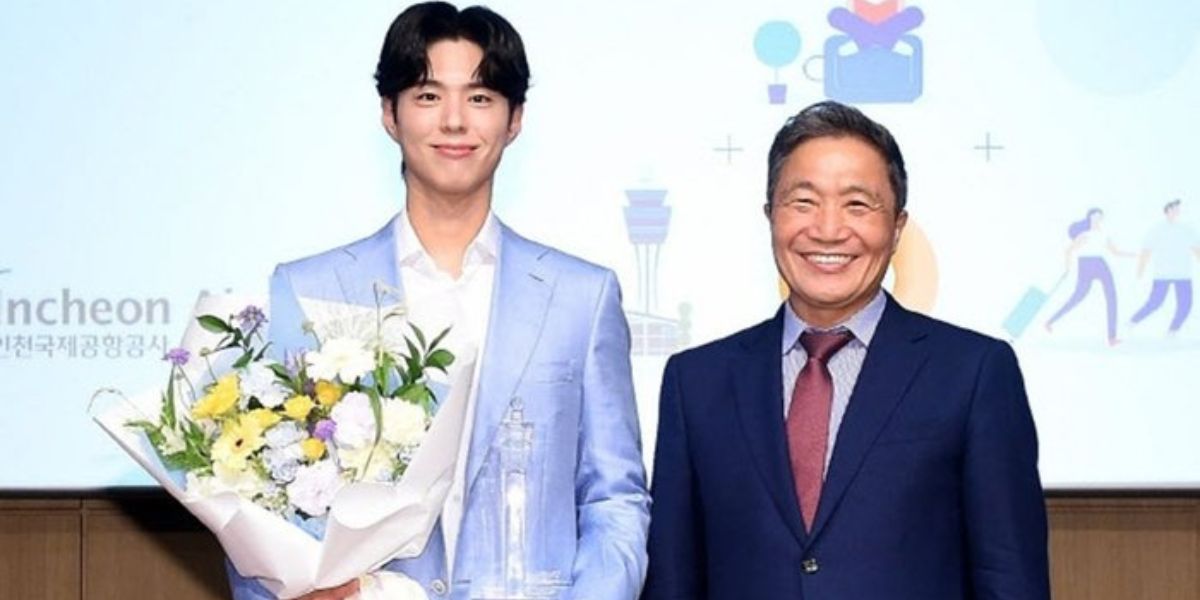 Incheon International Airport Corporation President Lee Hak-jae (right) presents Park Bo-gum with an honorary ambassador appointment plaque and poses for a commemorative photo at the airport's mai