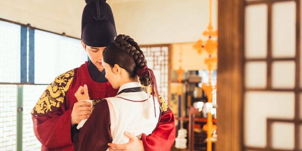 YoonA and Lee Chae Min in a still from 'Bon Appetit, Your Majesty'