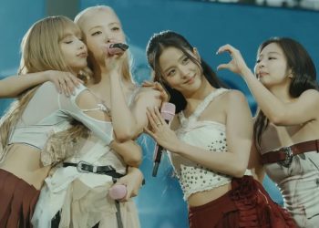 blackpink performing at deadline tour show